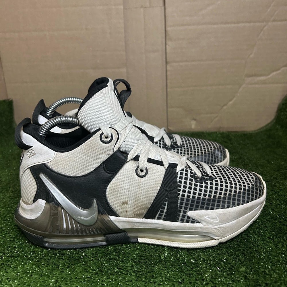 Size 6.5Y- Nike LeBron Witness 7 White Black